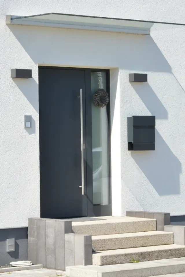 Porte d'entrée chic avec fenêtre