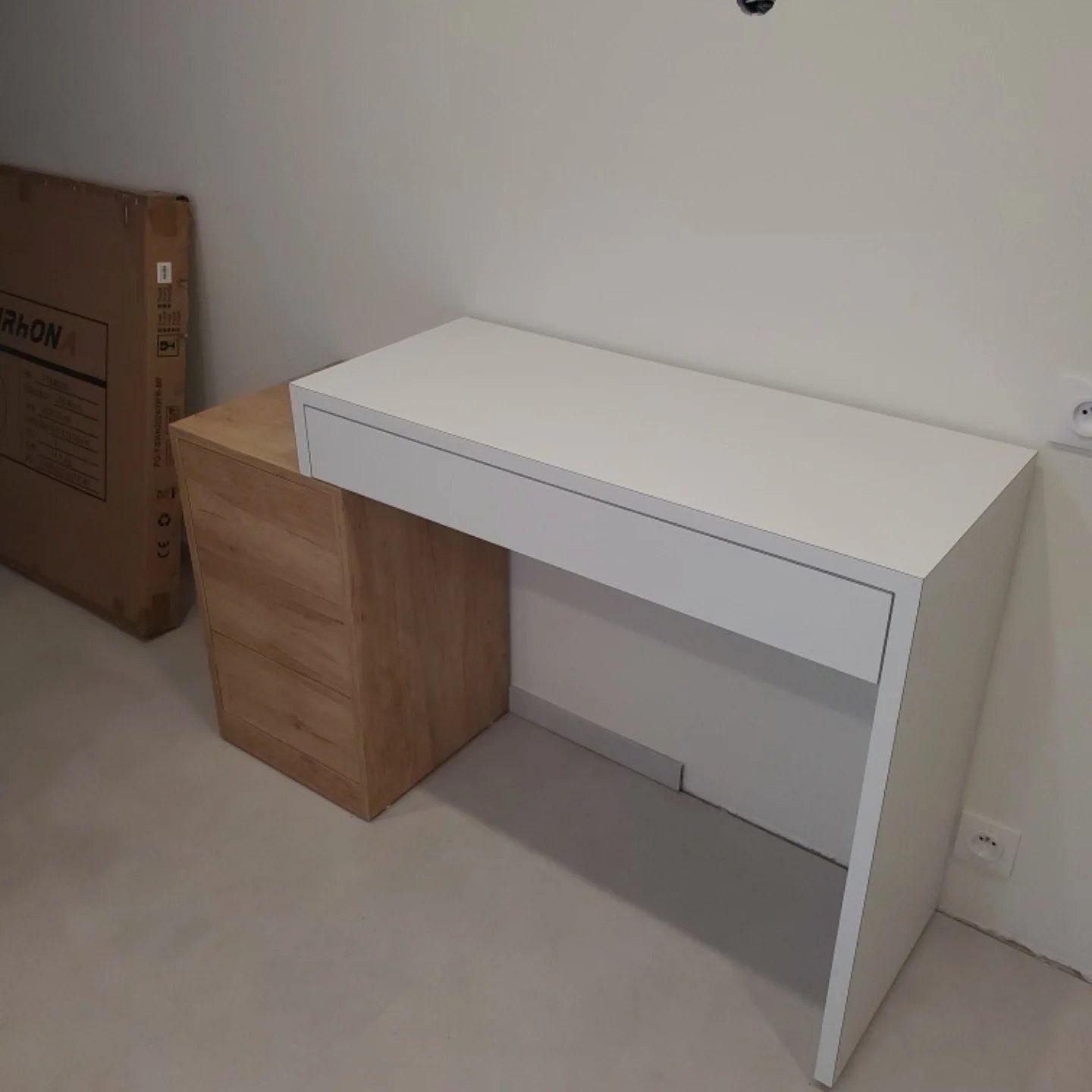 Bureau sur mesure blanc, réalisation Menuiserie Winne