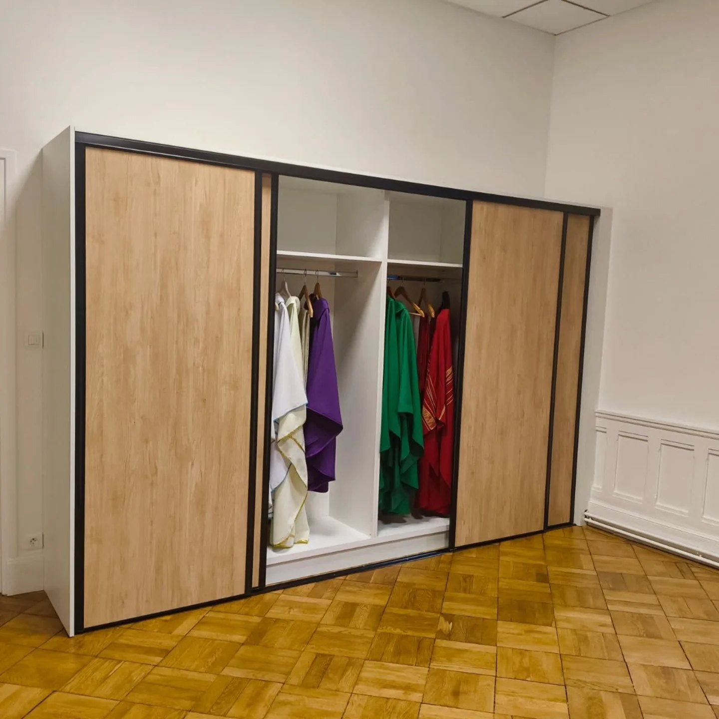 Dressing portes coulissantes ouvert, réalisation Menuiserie Winne