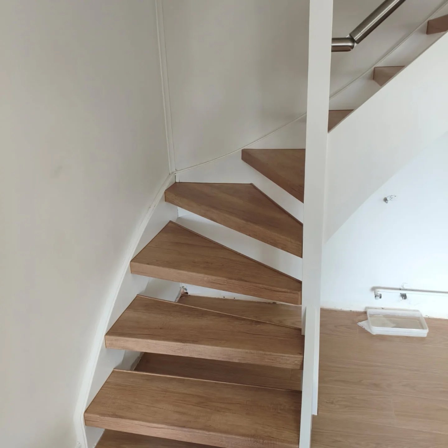 Escalier blanc marches bois, réalisation Menuiserie Winne