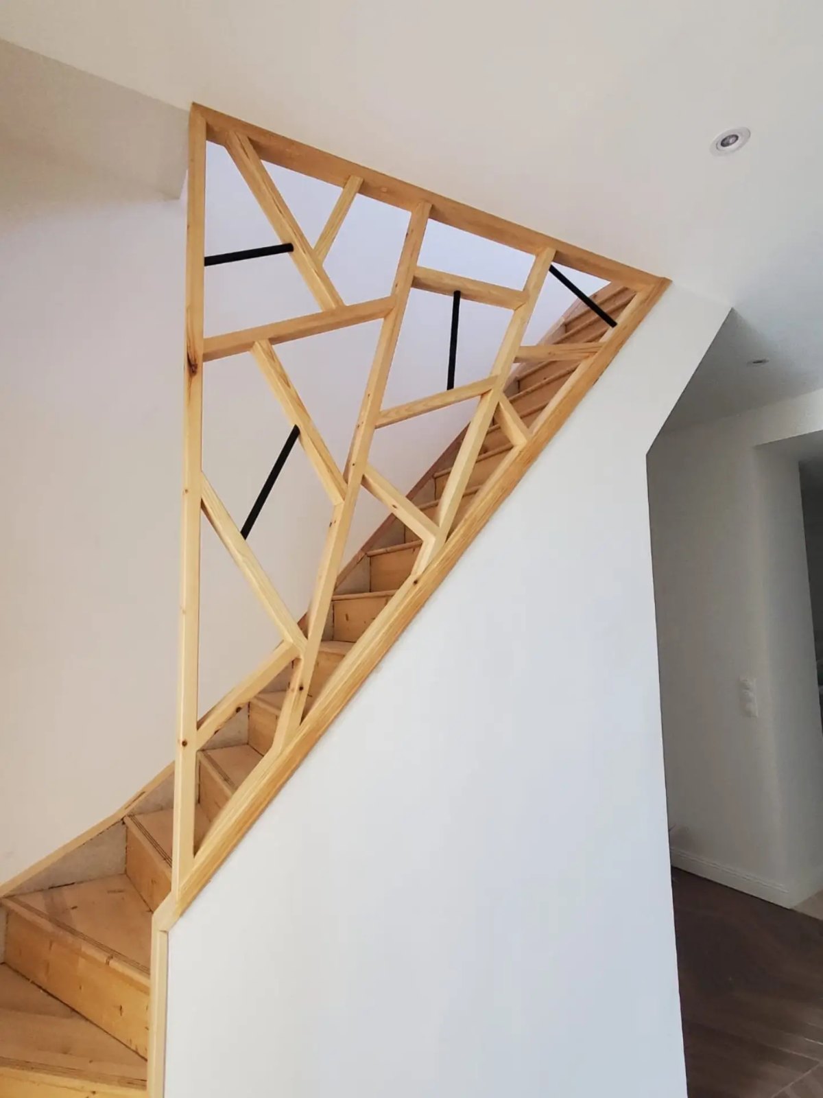 Escalier claustra bois, réalisation Menuiserie Winne