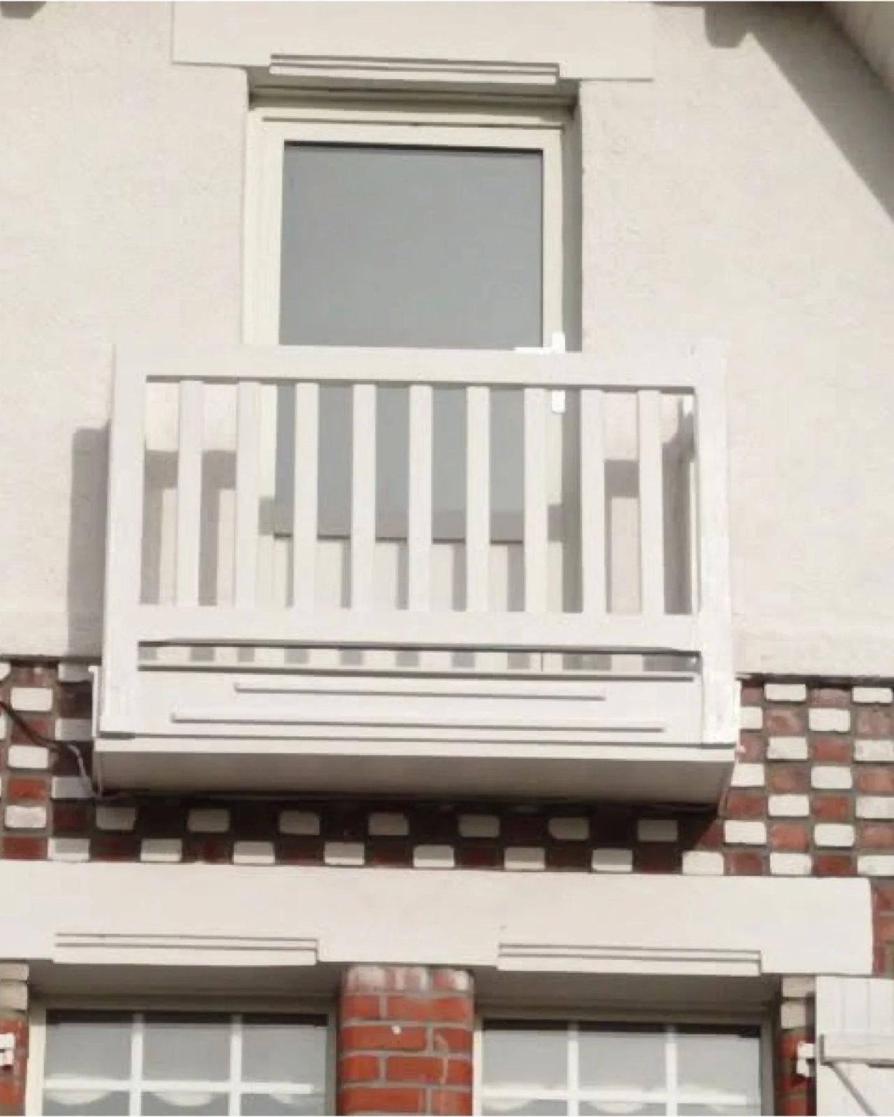 Garde corps balcon blanc, réalisation Menuiserie Winne