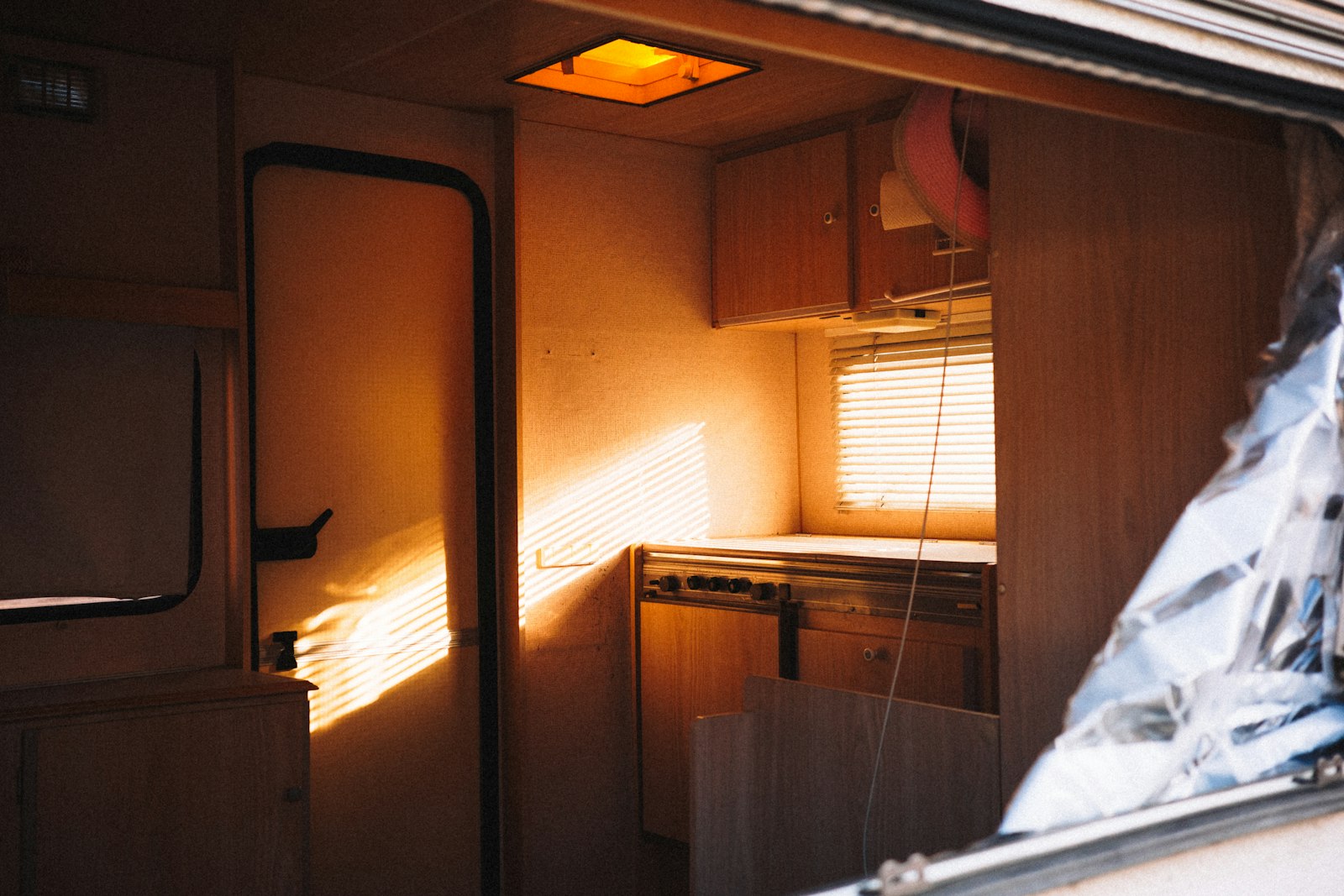 relooking-van-camping-car Intérieur de camping-car avec meubles en bois