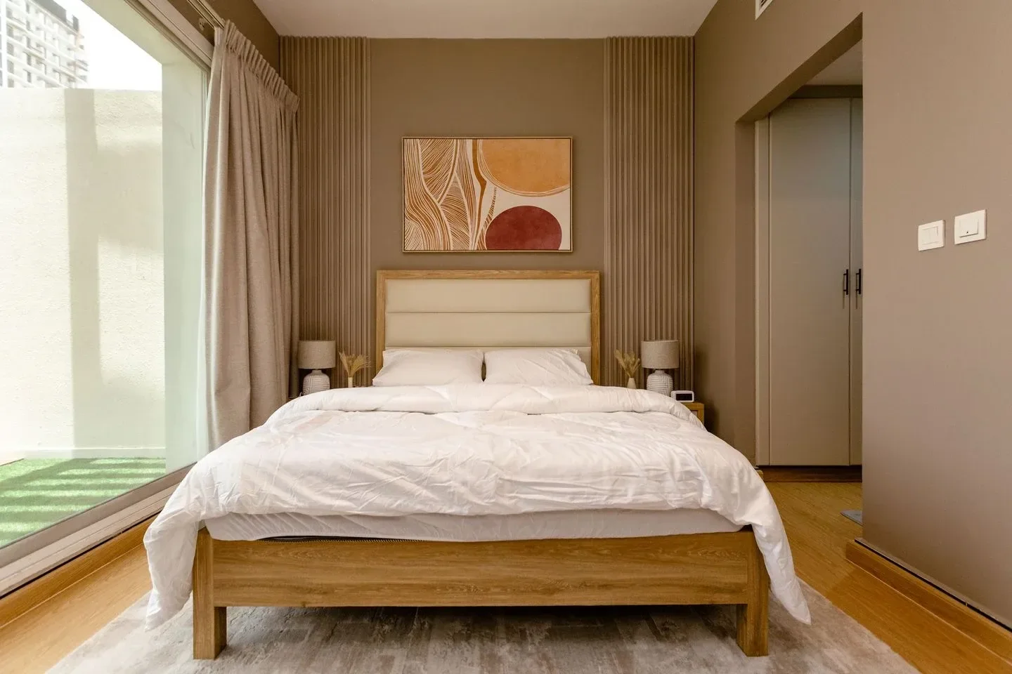 Chambre avec meubles relookés au film adhésif